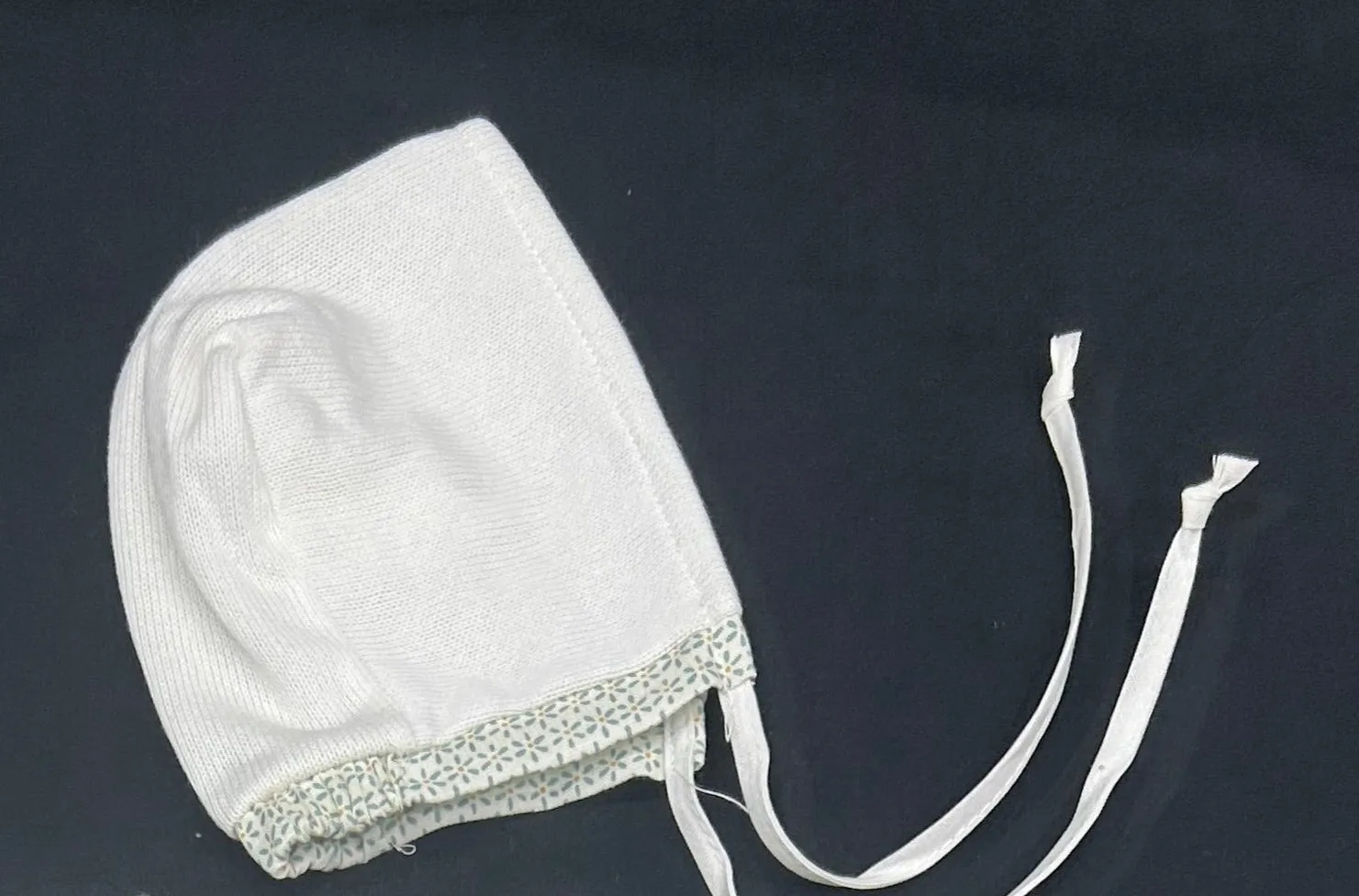 KNIT BONNET PRINTED TRIM